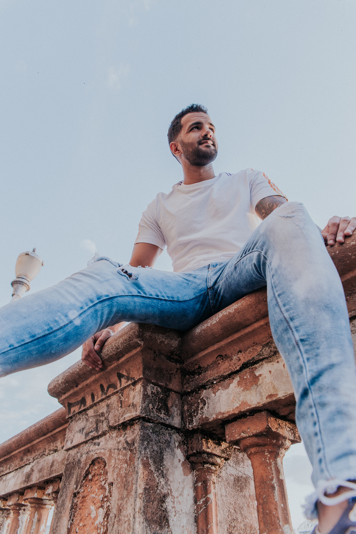Ensaio Masculino em BH feito na rua sapucai no por do sol com poses naturais masculinas