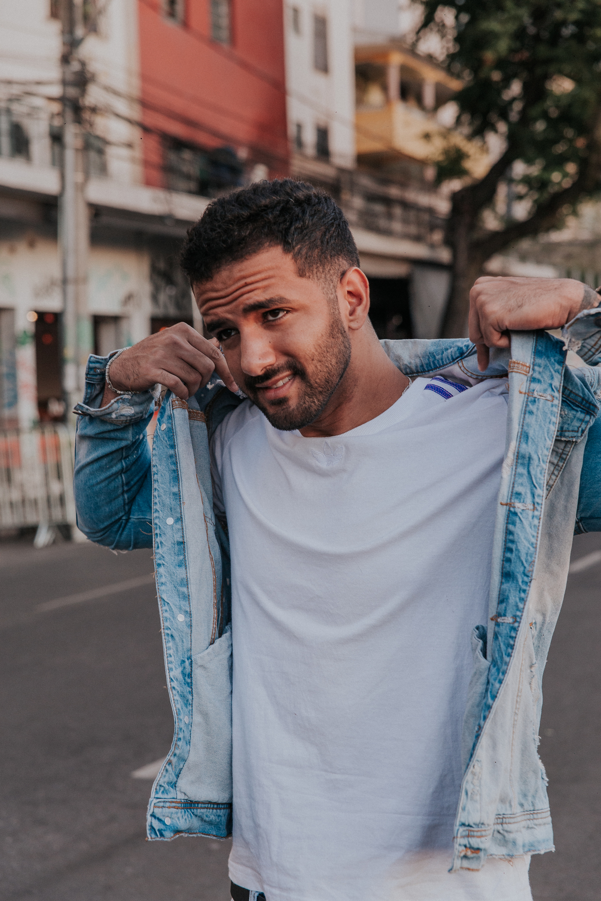 Ensaio Masculino em BH feito na rua sapucai no por do sol com poses naturais masculinas