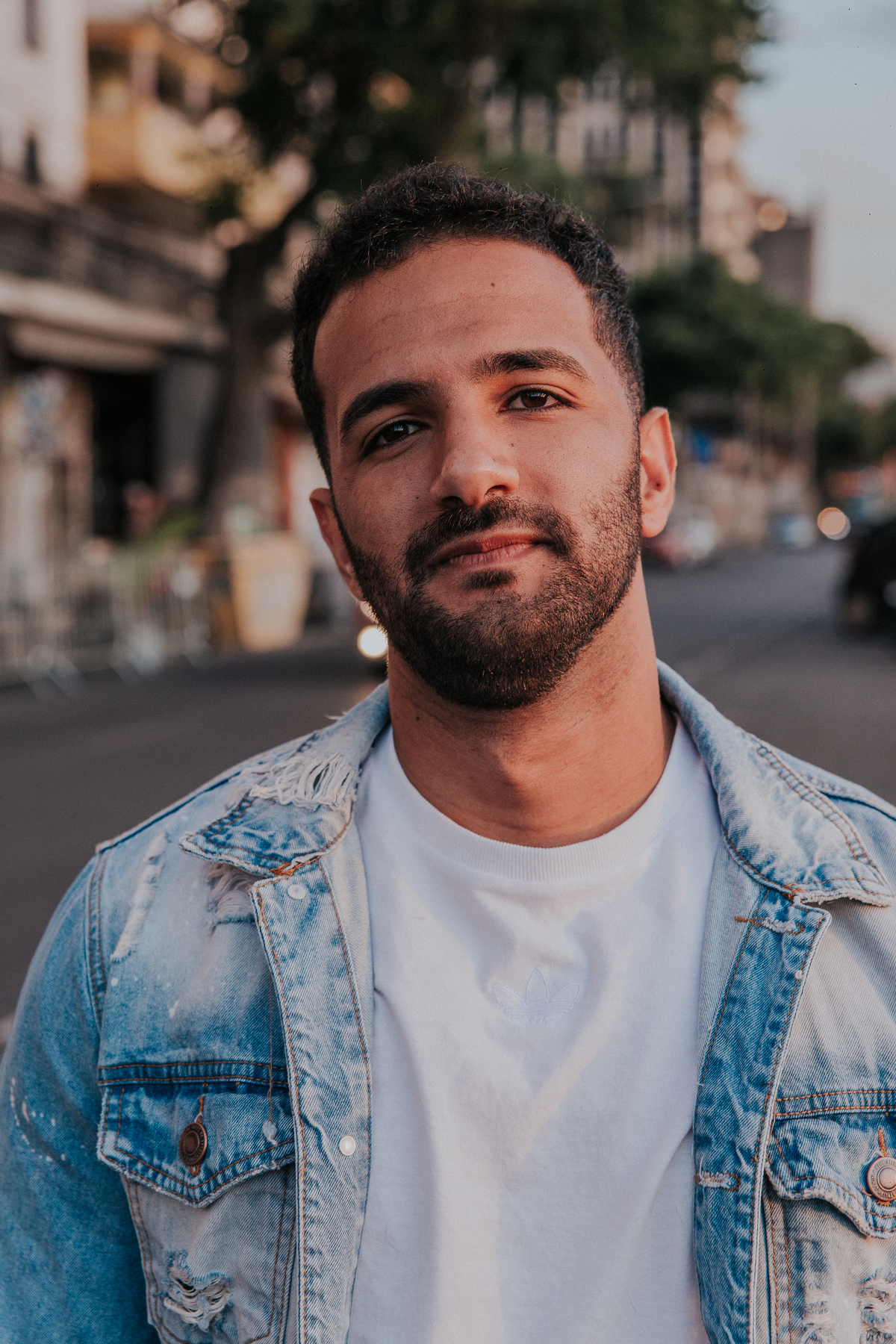 Ensaio Masculino em BH feito na rua sapucai no por do sol com poses naturais masculinas