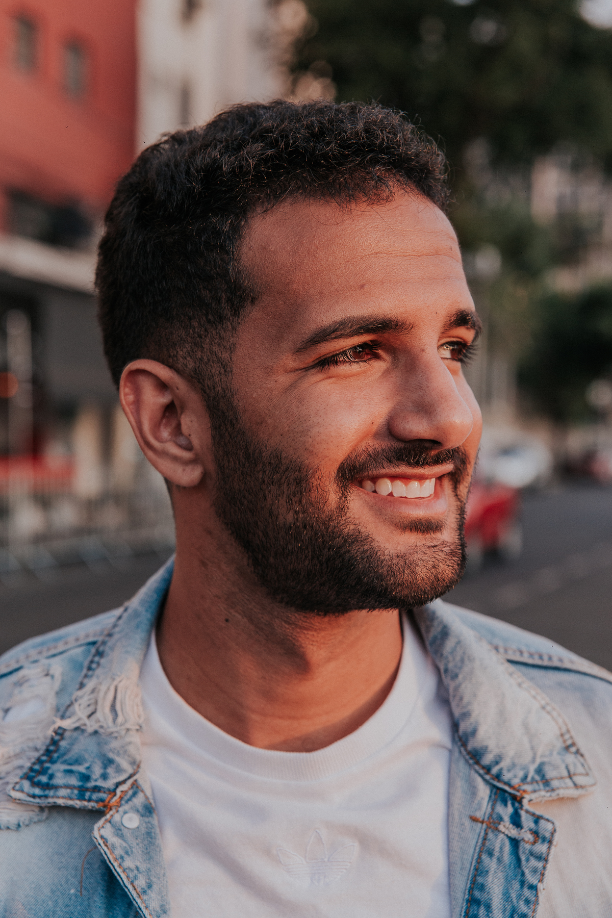 Ensaio Masculino em BH feito na rua sapucai no por do sol com poses naturais masculinas