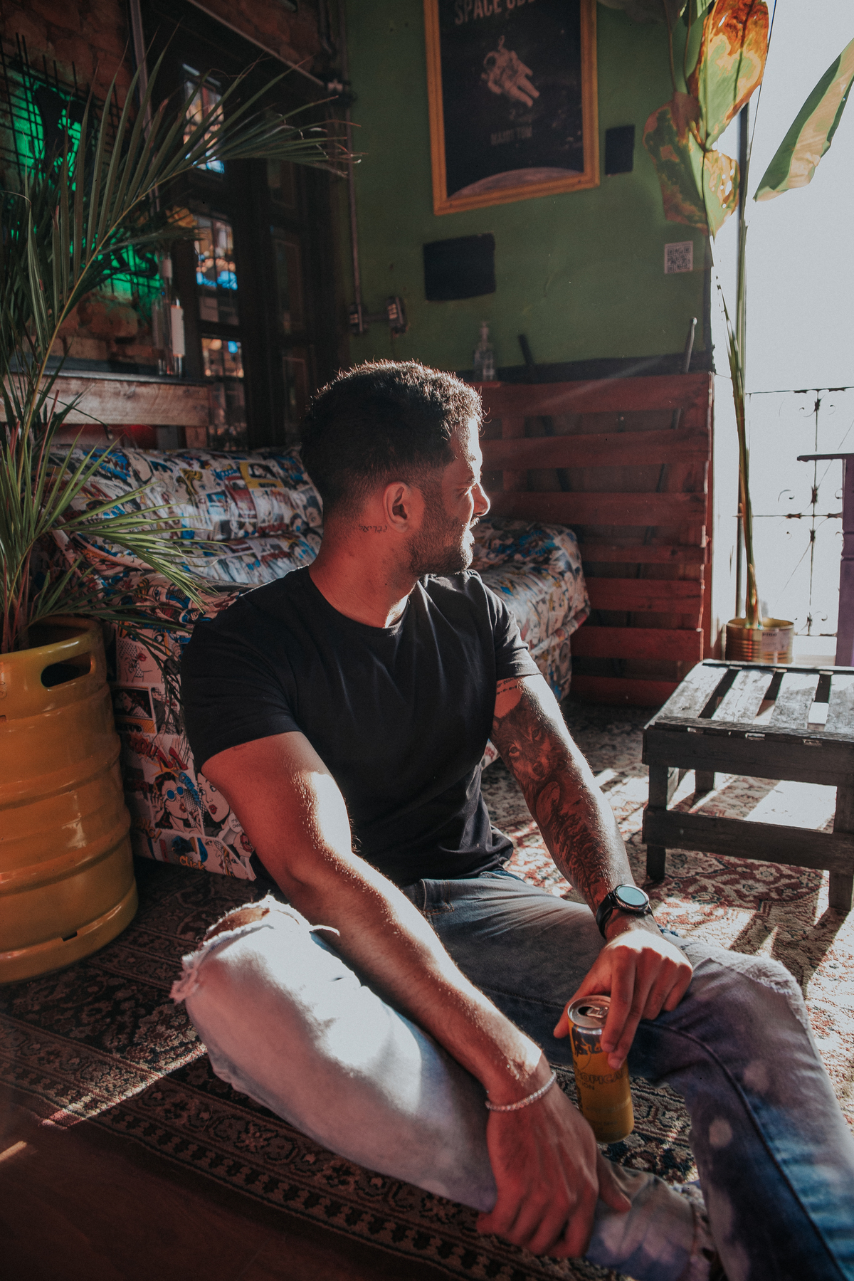 Ensaio Masculino em BH feito no bar Micorazon na rua sapucai no por do sol