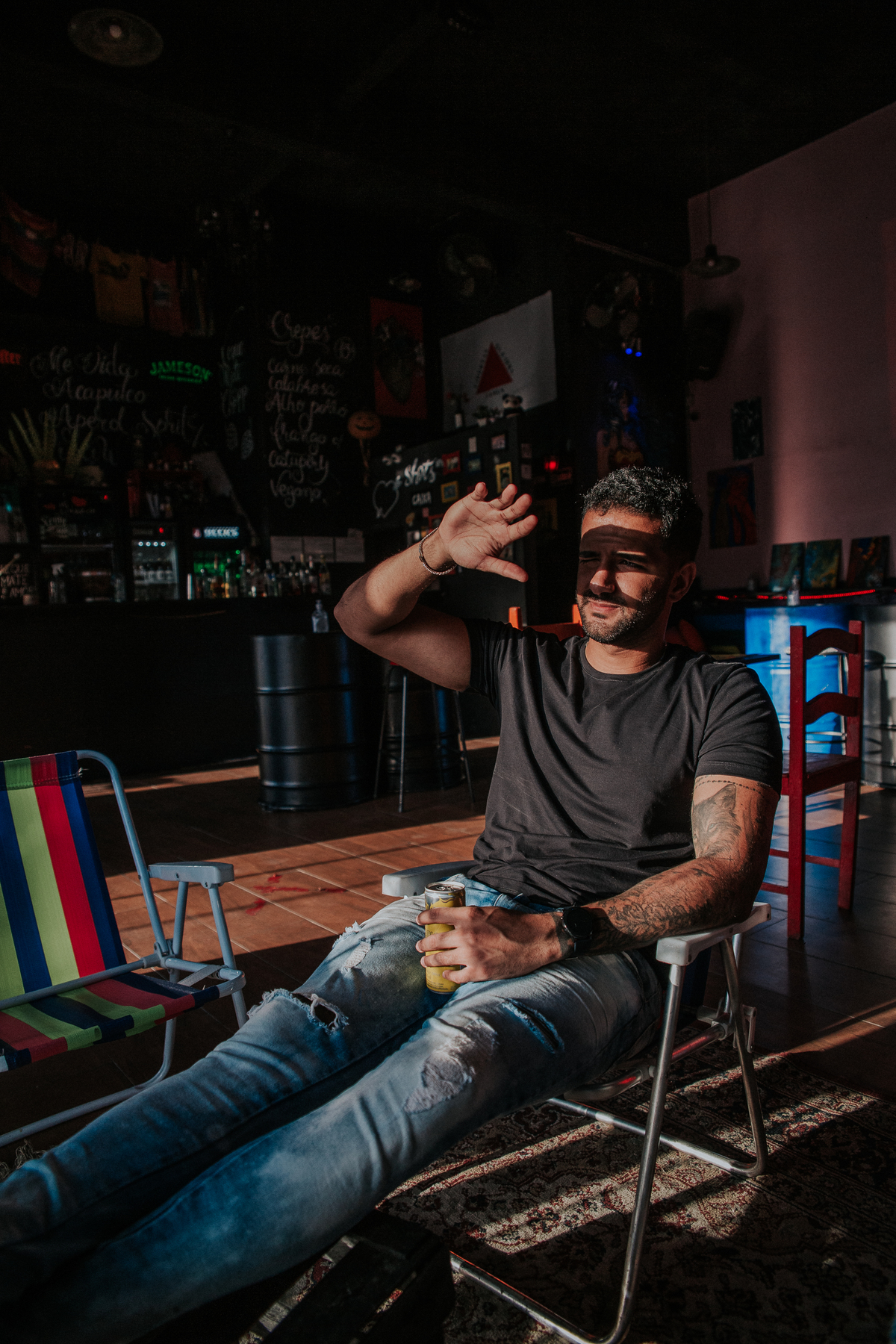Ensaio Masculino em BH feito no bar Micorazon na rua sapucai no por do sol
