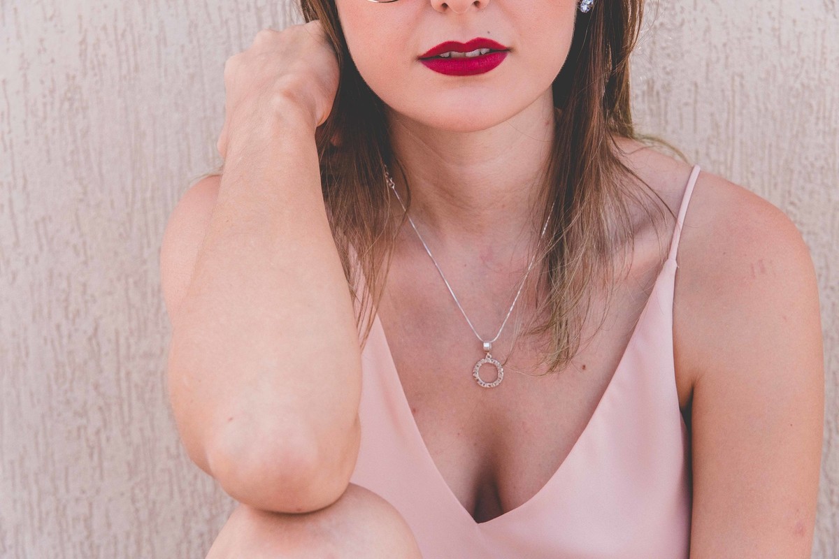 ensaio feminino com um recorte do batom vermelho