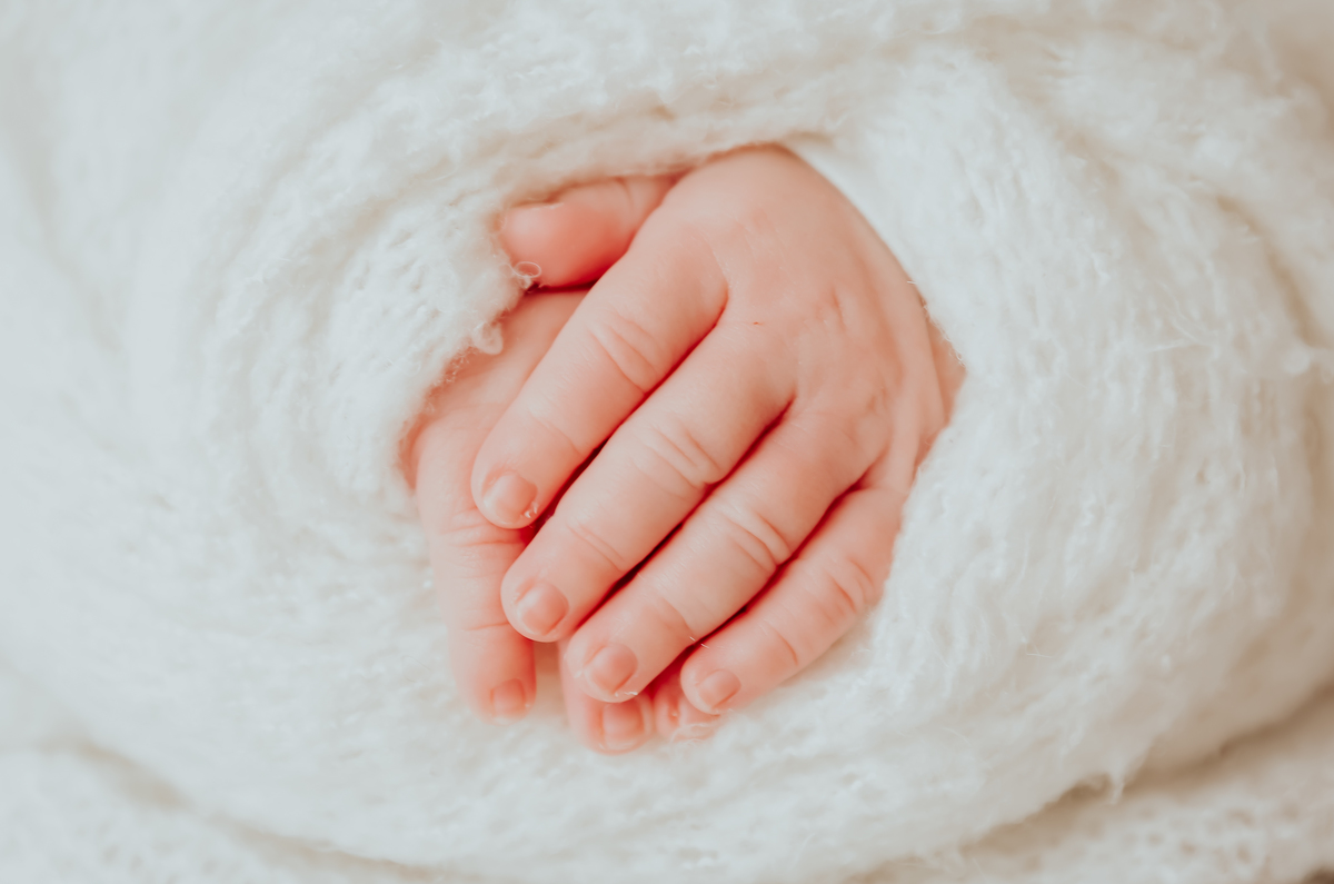 Foto newborn mãos 
