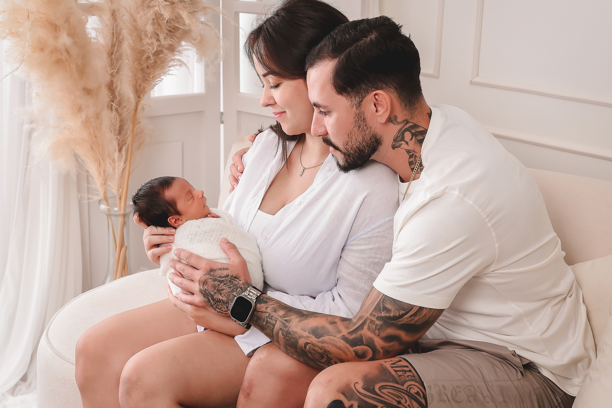 Newborn minimalista com os pais 