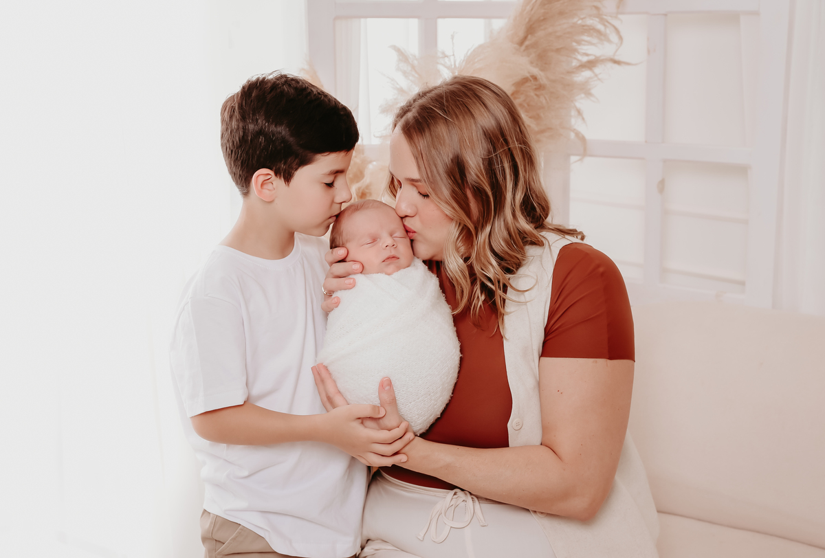 Fotografia newborn de menino com mamãe e irmão e bebe 