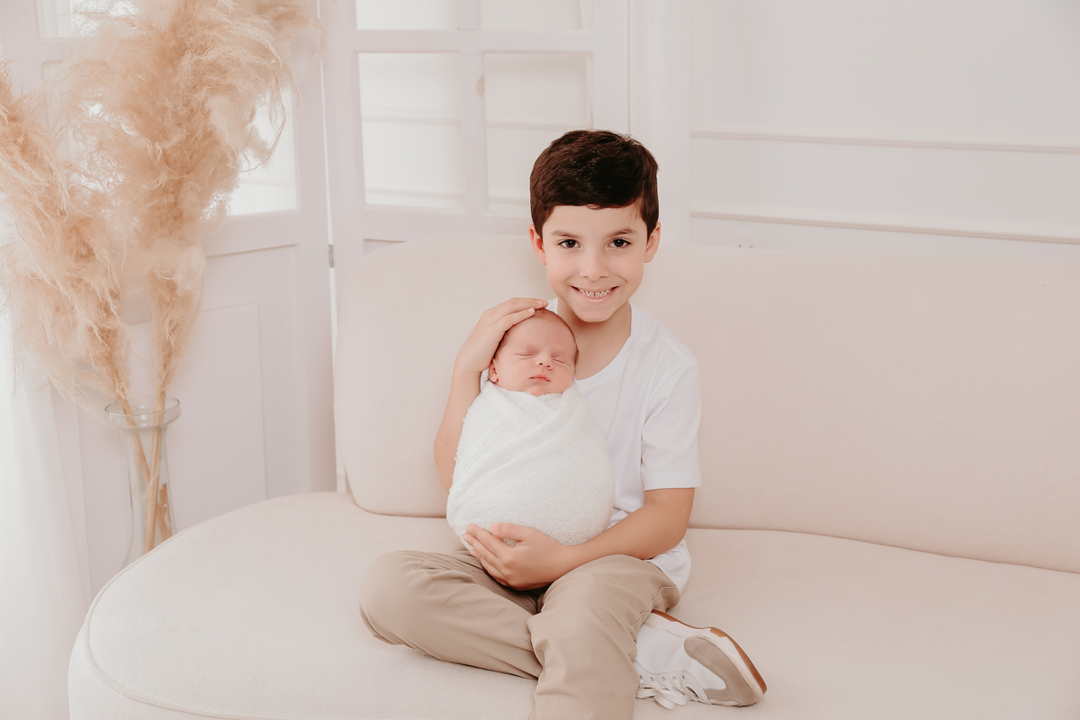 Fotografia newborn de menino com irmão