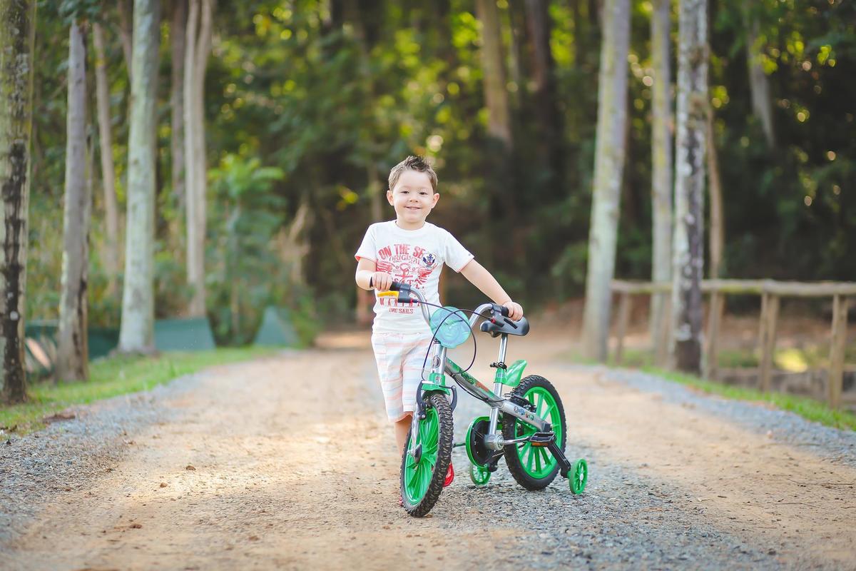 Menino na bicicleta 