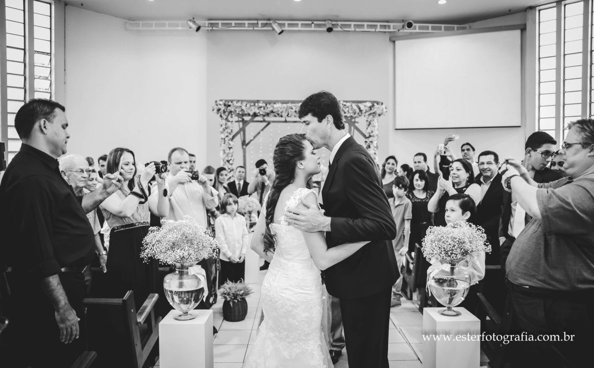 Fotos da noiva com o pai beijando a noiva