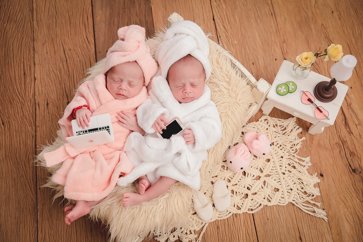 Fotografia de gêmeos newborn