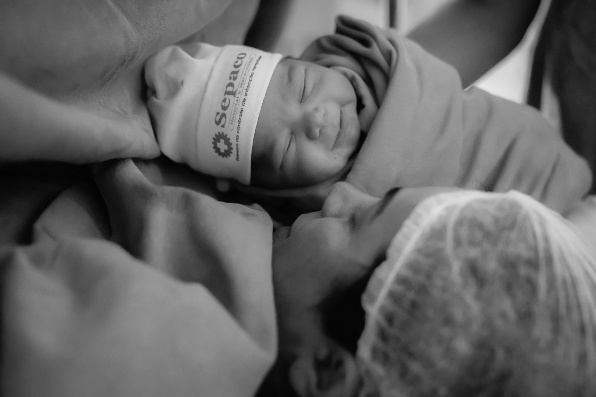 O primeiro encointro entre mãe e filha logo após o parto. a Hadassa parece sorrir para sua mãe Sonia que fica emocionada ao ver a sua filha Hadassa logo após o parto no realizado no hospital sepaco.