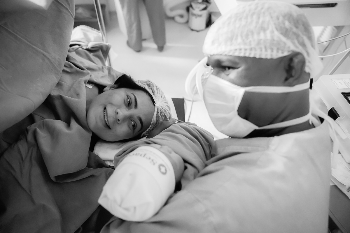 Olha o soriso da Sonia quando viu a Hadassa no colo do papai. Esse momento é muito especial, o encontro entre pai, mãe e filha logo depois do parto da Hadassa que aconteceu no hospital sepaco que fica na vila mariana em são paulo.