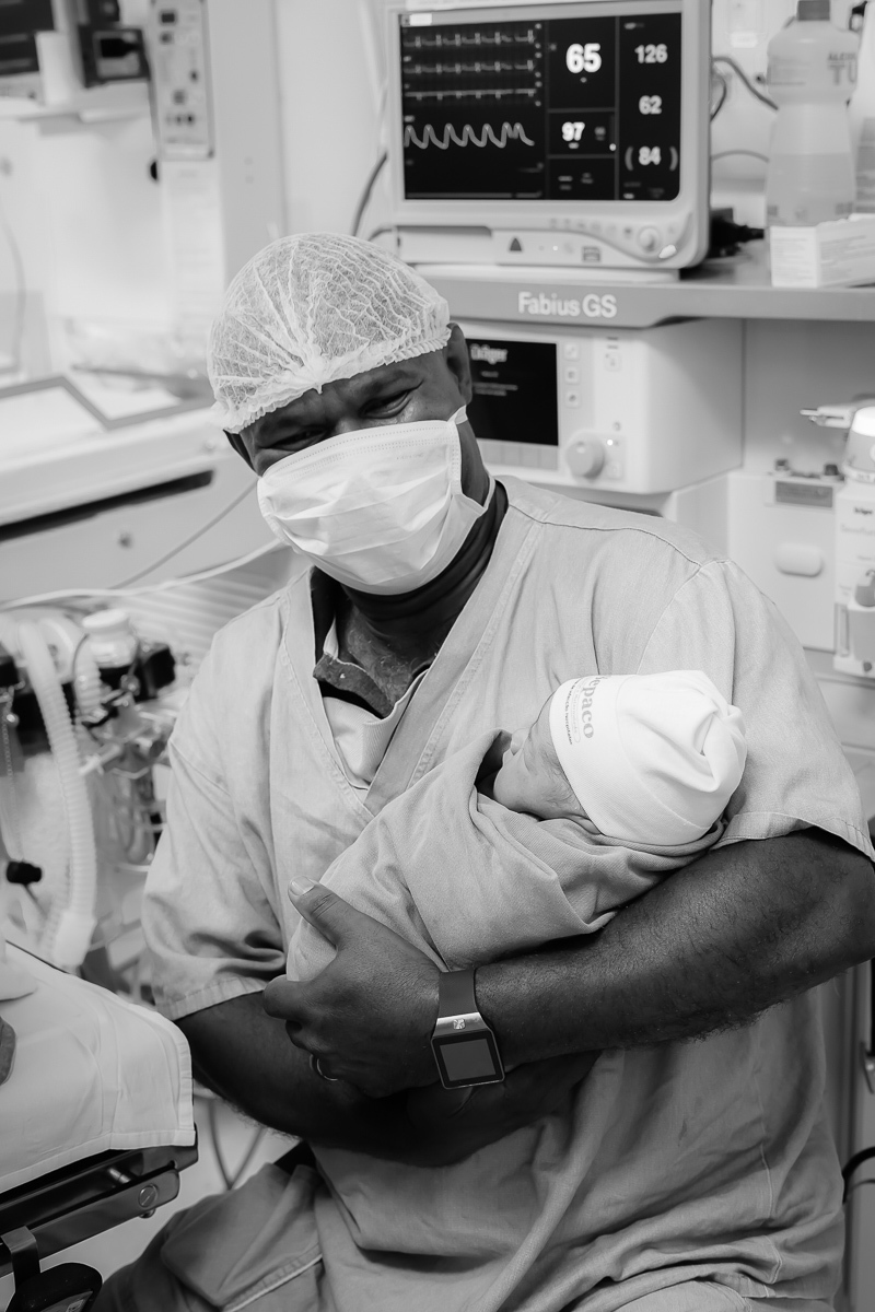 Olha pra cá papai e deixa eu fazer a primeira fotografia de você segurando a Hadassa logo após o nascimento dela. O primeiro colinho do papai é muito especial ainda na sala de parto do hospital sepaco que fica na vila mariana em são paulo.