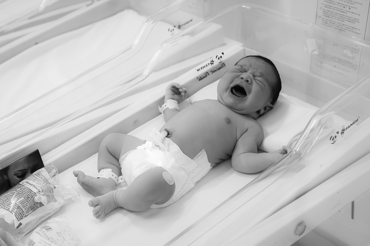 Hadassa chorando na maternidade do hospital sepaco. 