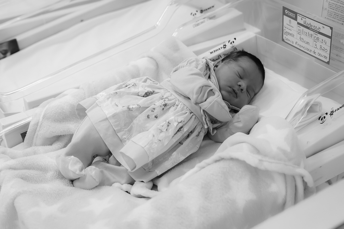 Logo após o primeiro banho a Hadassa dormindo na maternidade.