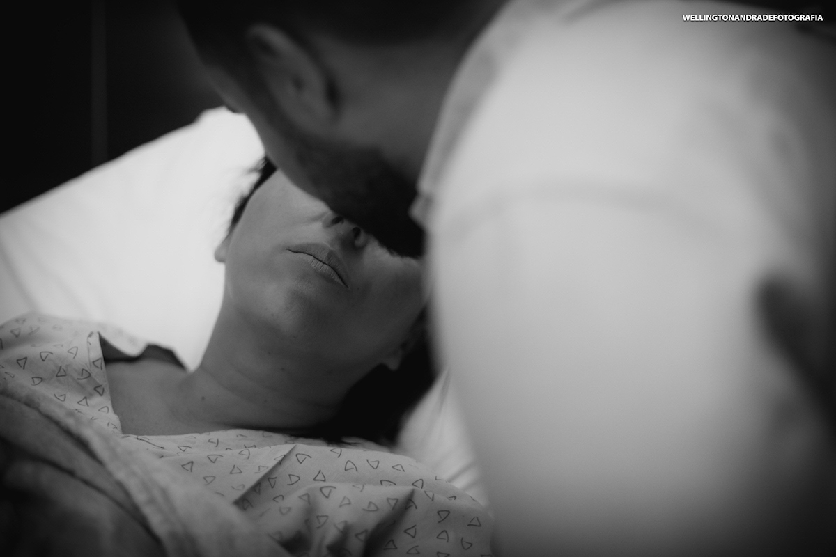 antes de ganhar o seu bebê um beijo para transmitir aquele carinho para a gravidinha, esse beijo foi no elevador dentro do hospital israelita albert einstein, fotógrafo de parto, fotógrafo de parto em são paulo