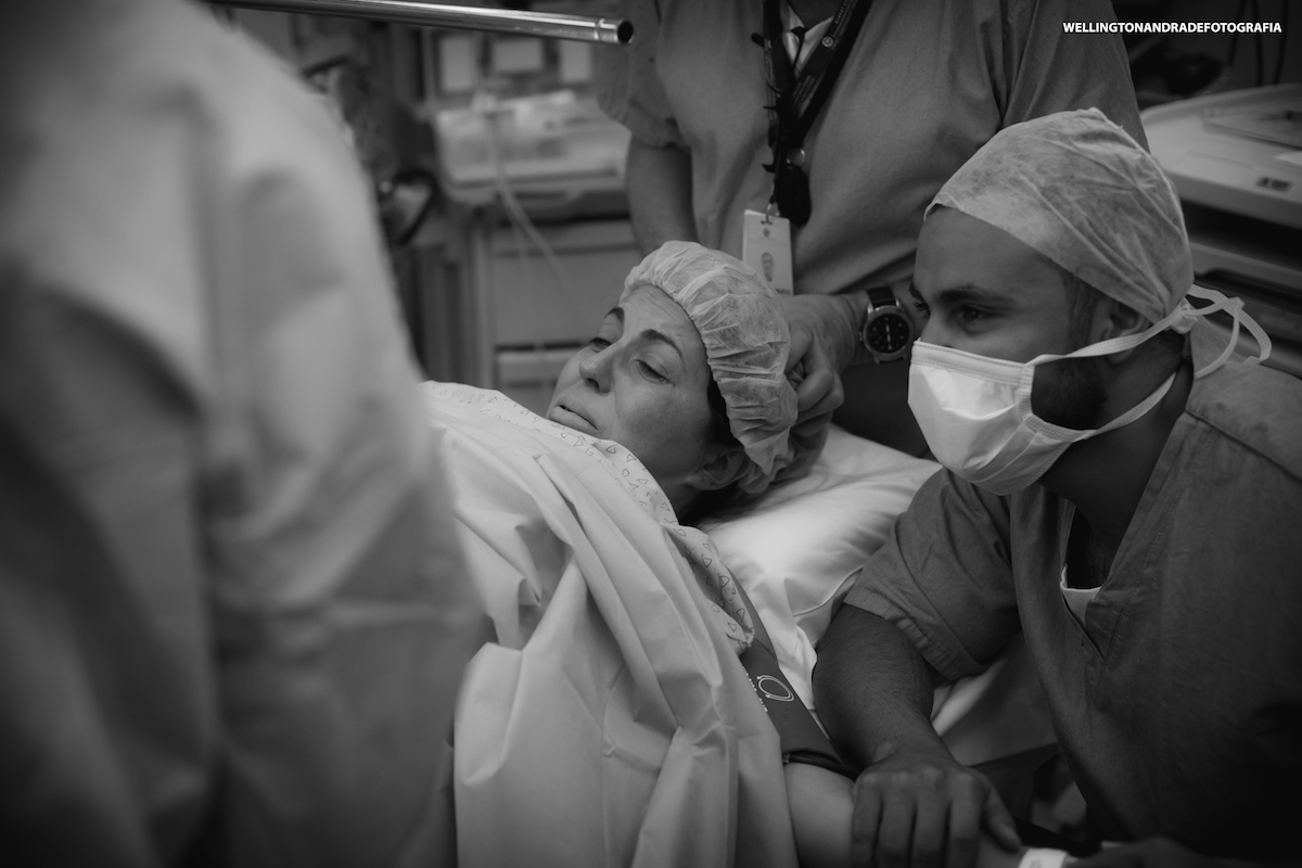 No momento do nascimento do bebê a mamãe e o papai se emocionam