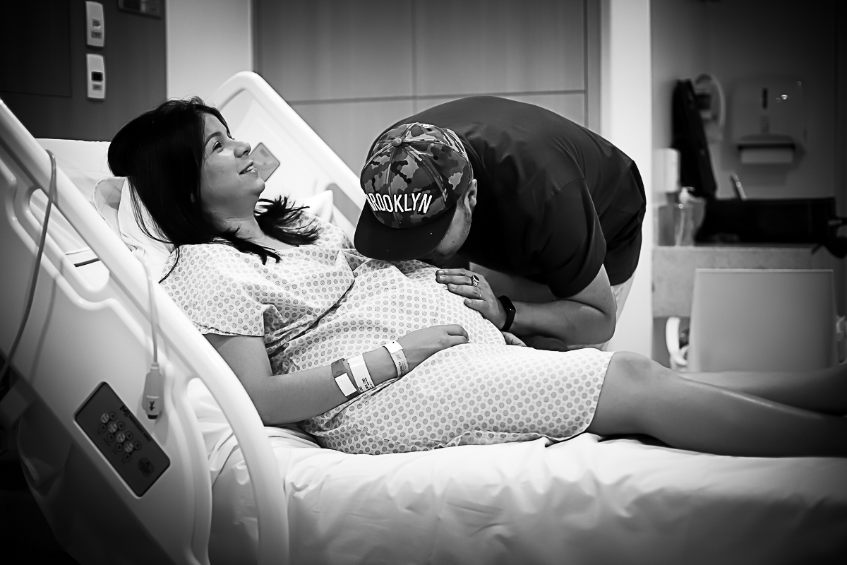 Papai beijando a barriga da esposa antes do nascimento do Francisco.