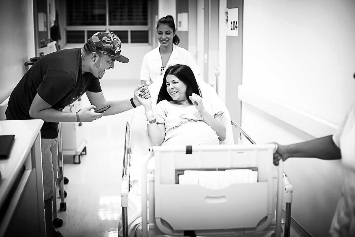 No corredor da maternidade SEPACO em são Paulo, na vila mariana, o papai dando aquela força para a mamãe antes do parto.