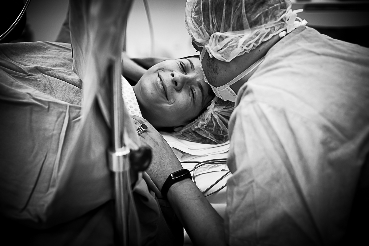 Na sala de parto o papai está ali dando todo o seu carinho antes do nascimento do francisco na maternidade.