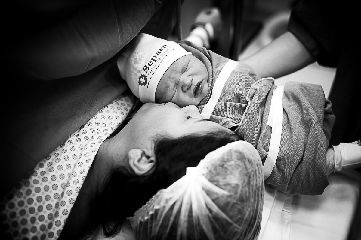 O primeiro contato do bebê logo após o nascimento, dentro do centro cirurgico na maternidade do hospital.