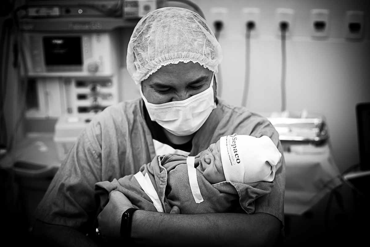 O primeiro contato do pai com o seu filho logo após o nascimento, dentro da maternidade do hospital sepaco.