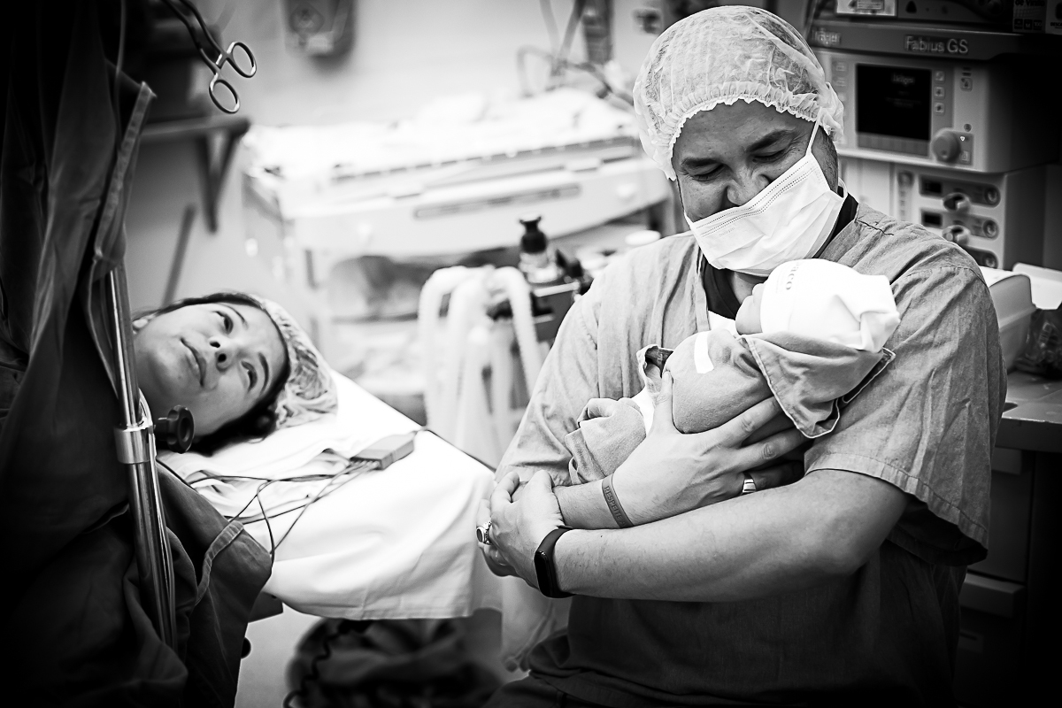 Os primeiros cuidados paterno após o nascimento do seu filho.