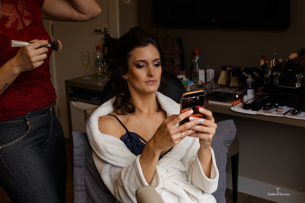 Noiva em um momento intimo mexendo no Celular