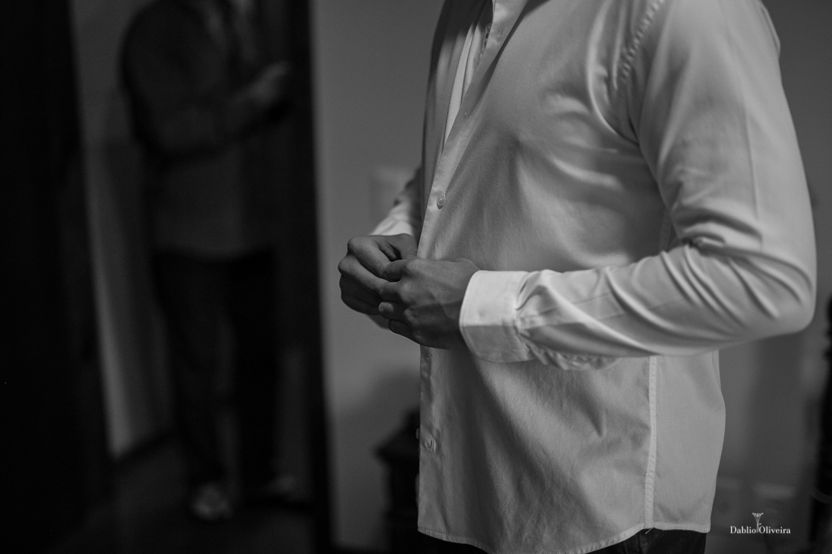 noivo fechando a camisa
