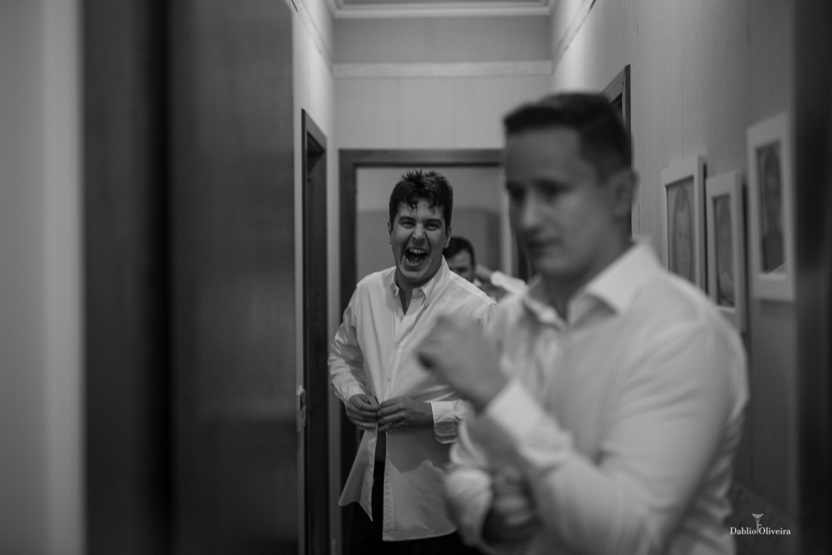 irmão do noivo sorrindo no dia do noivo em Blumenau