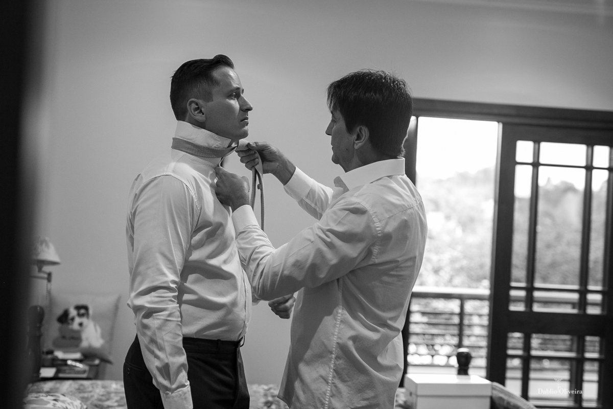 pai do noivo ajudando ele a se arrumar para casar em blumenau
