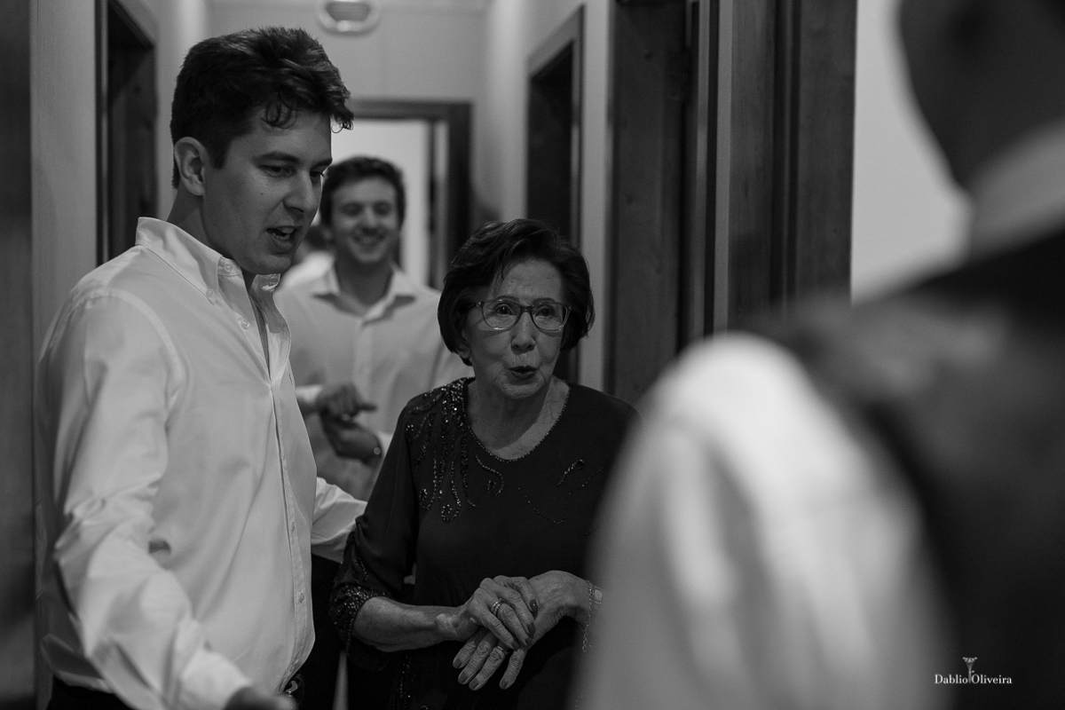 avó chega para comprimentar o noivo