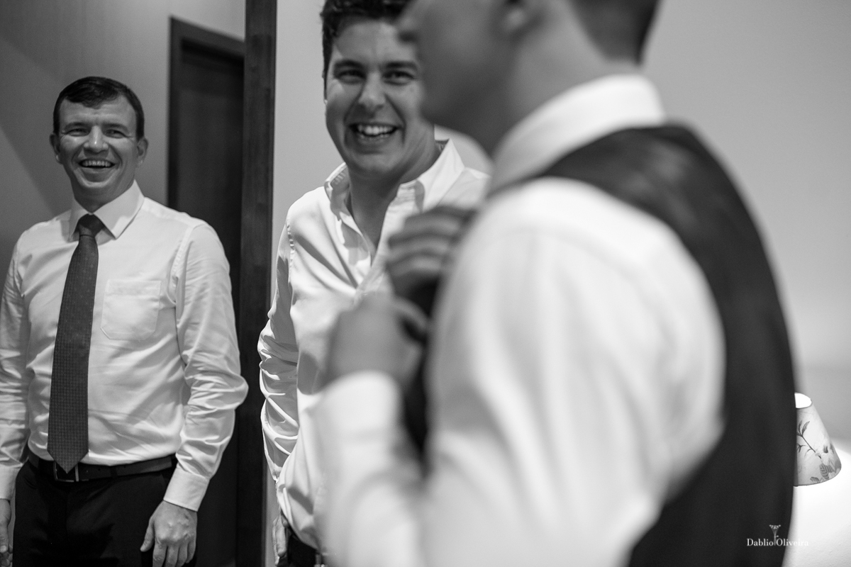 amigos conversam no quarto enquanto noivo se arruma para casar em blumenau