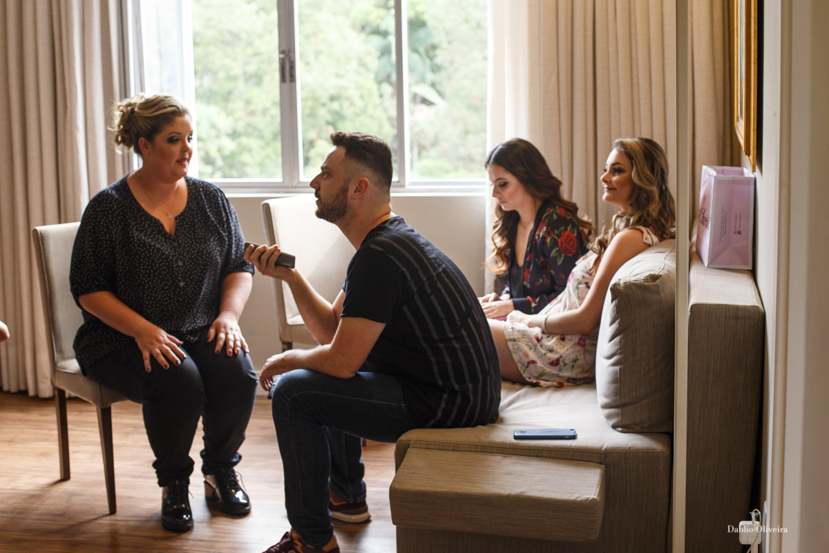 Amigos e madrinhas da noiva sentados no sofá