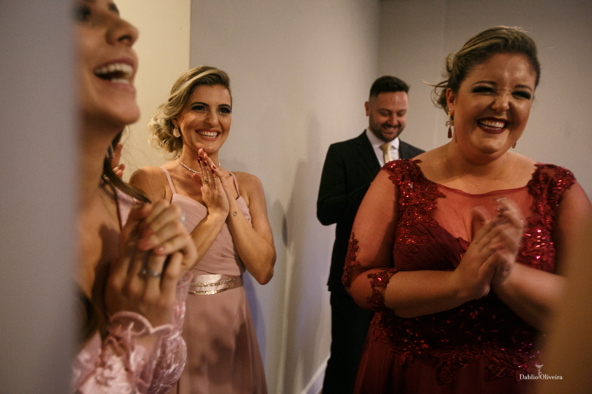 amigas felizes assim que veem a noiva pronta