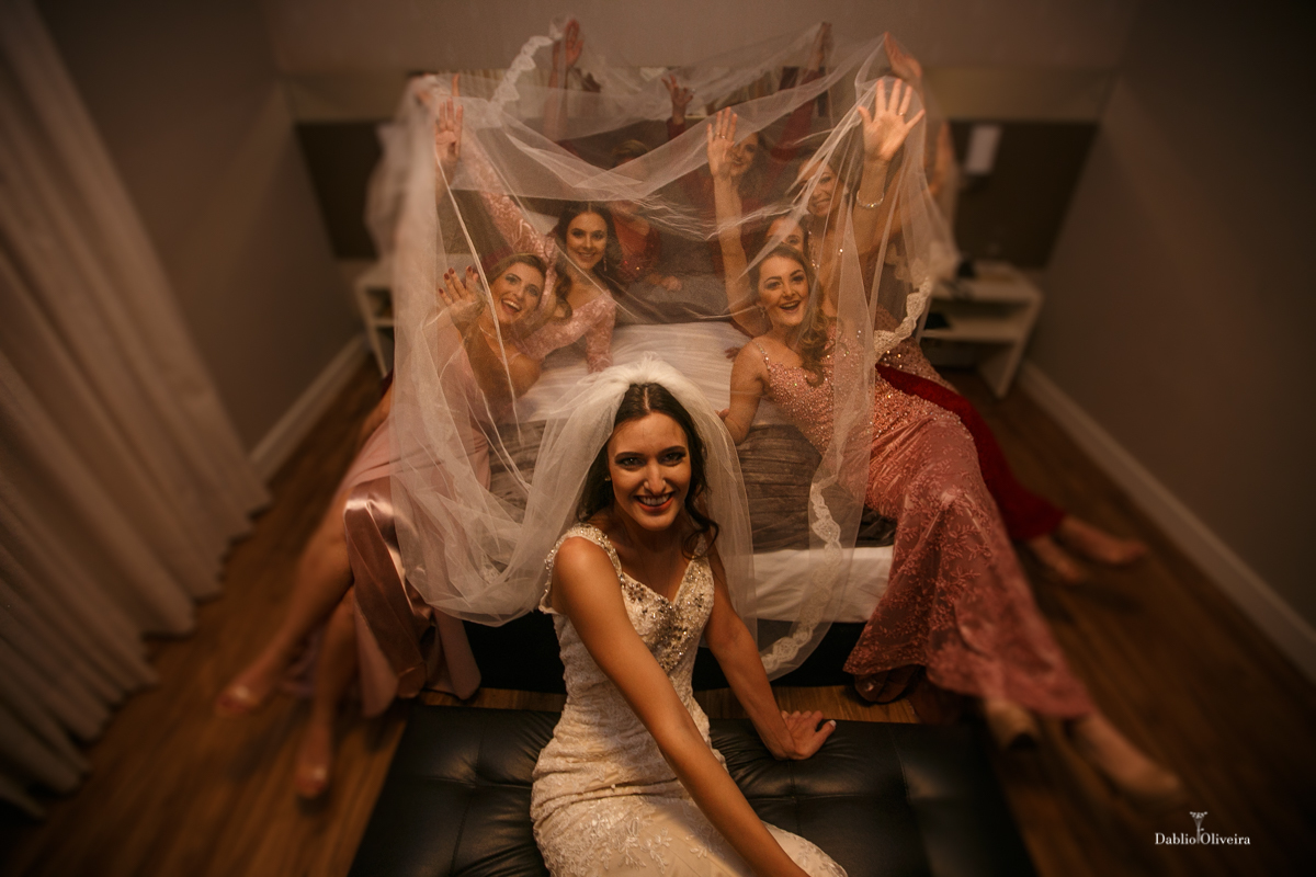 Fotógrafo faz foto de madrinhas dentro do véu da noiva em Blumenau