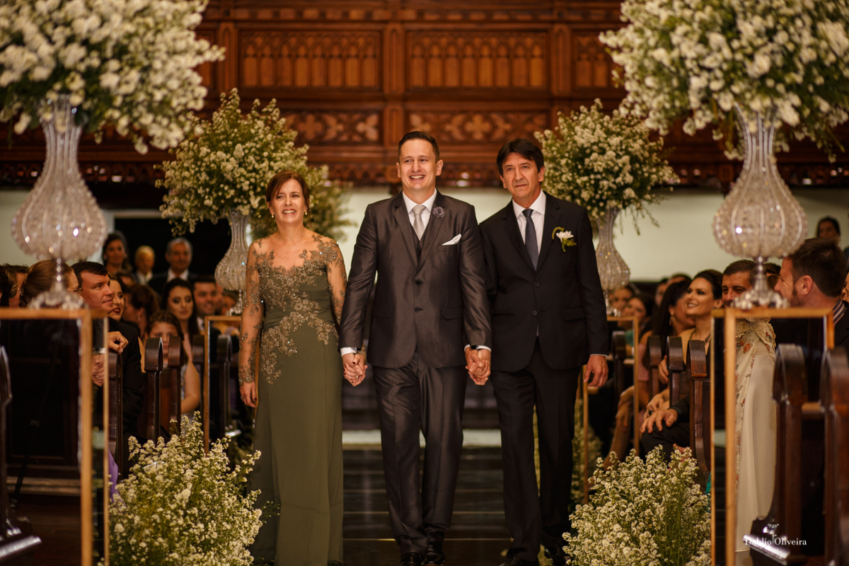 Fotógrafo faz foto do noivo entrando com pais em Blumenau