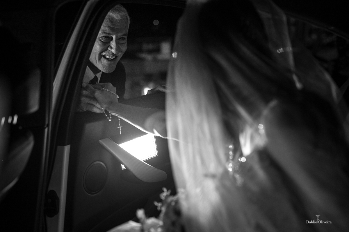 Fotógrafo registra pai sorrindo para noiva no carro em Blumenau