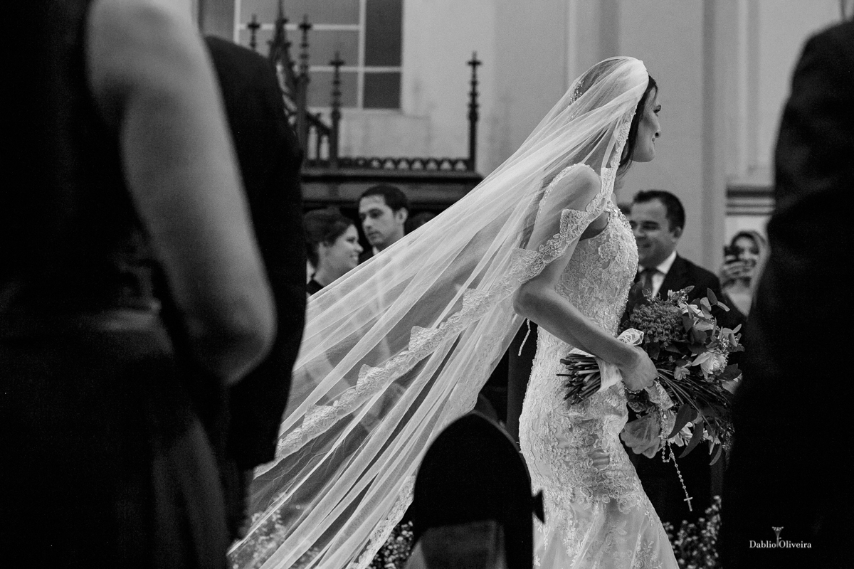 Fotógrafo clica noiva entrando no corredor da igreja em Blumenau