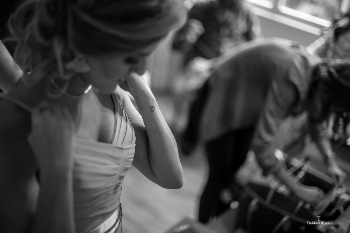 Madrinha mostrando a tatuagem antes do casamento