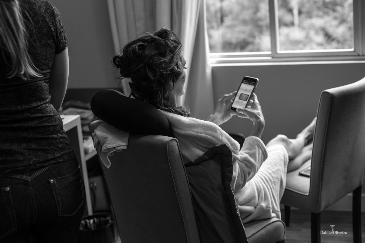 noiva respondendo mensagem em blumenau