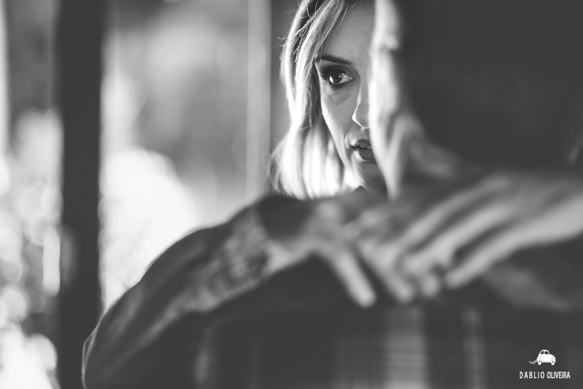 ela abraça ele e olha séria