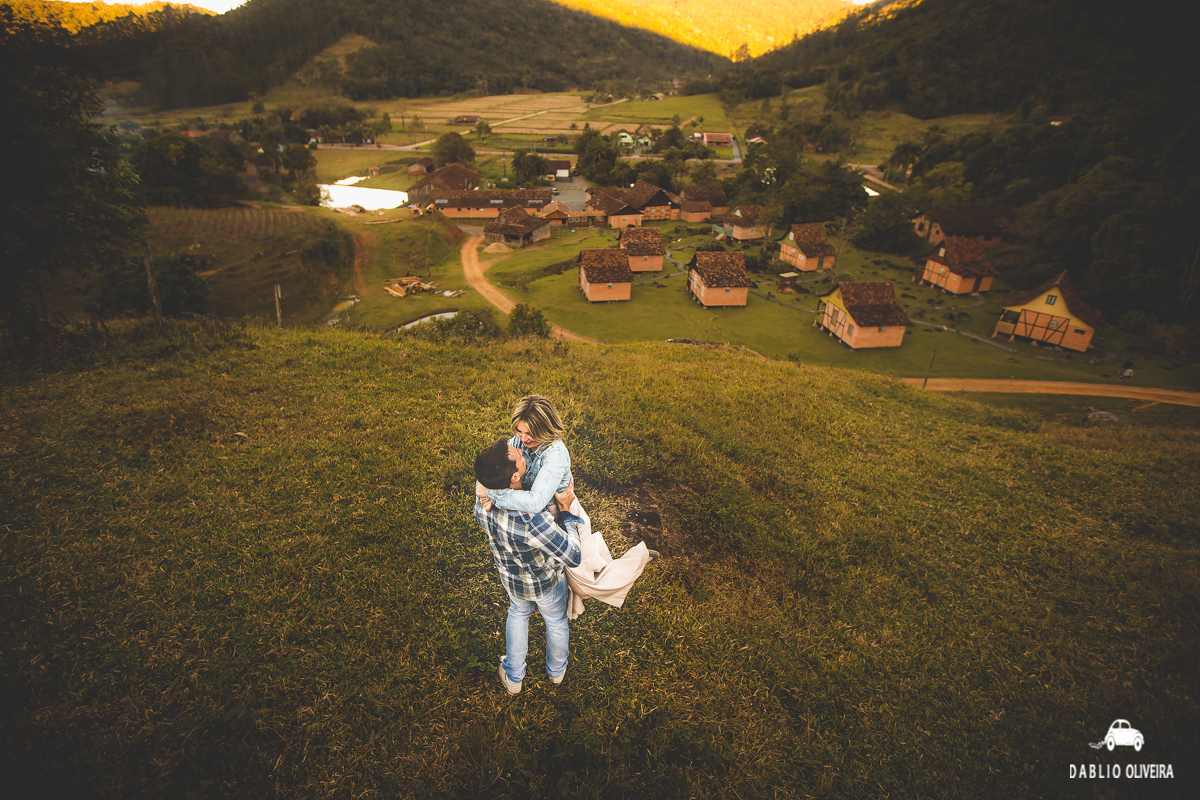 ele girando ela na montanha