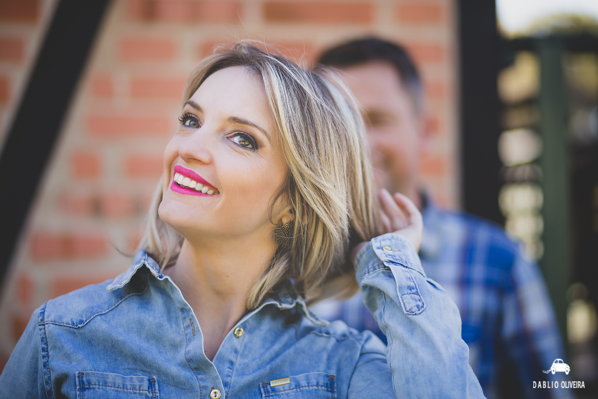 ela mexe no seu cabelo