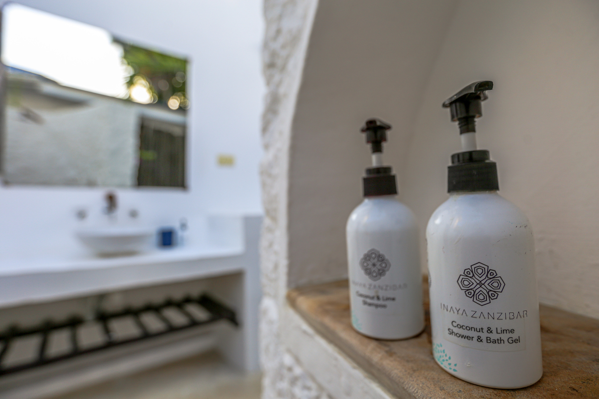 Fotos de Hotéis na praia  em Zanzibar detalhes do banheiro externo 