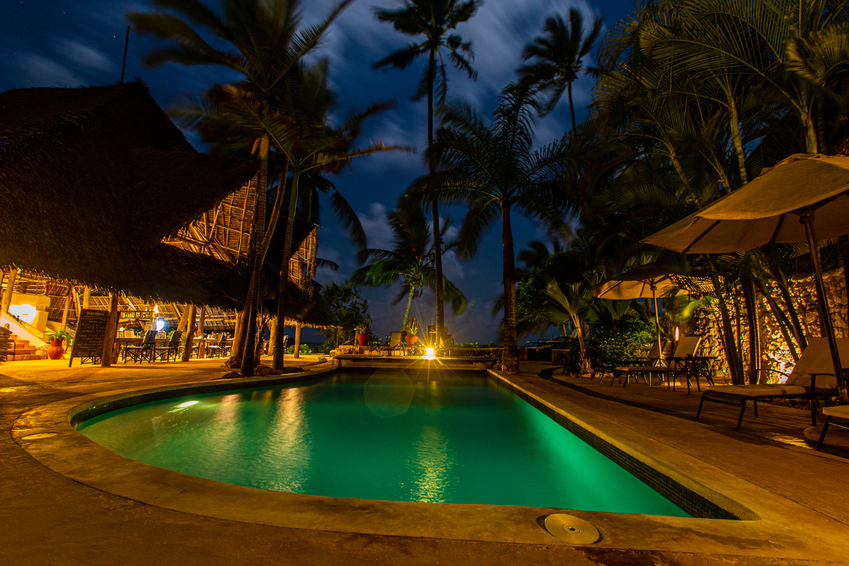 Fotos profissionais para hotéis na praia 
piscina noturno. 