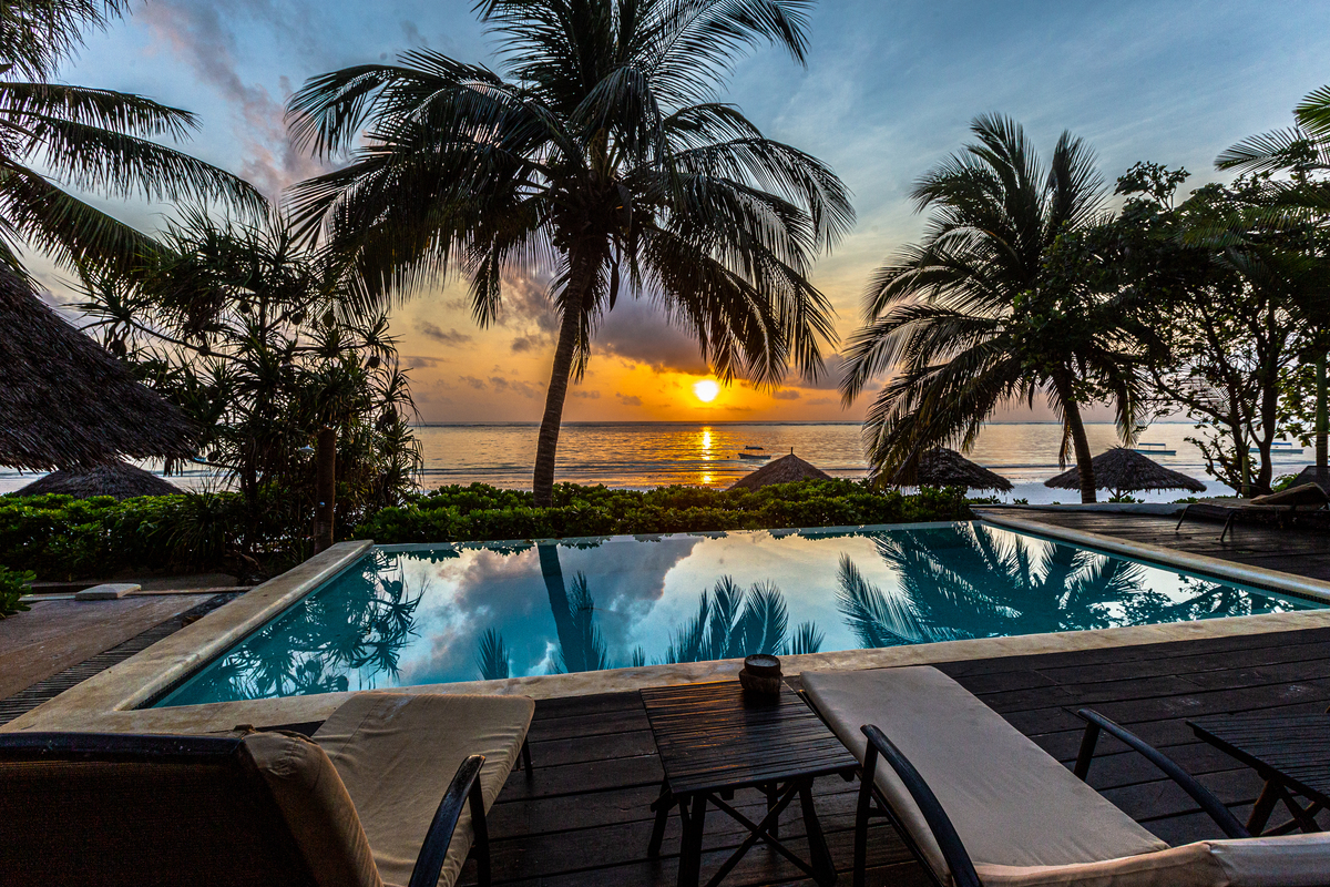 Fotos profissionais para hotéis na praia. Nascer do sol.  