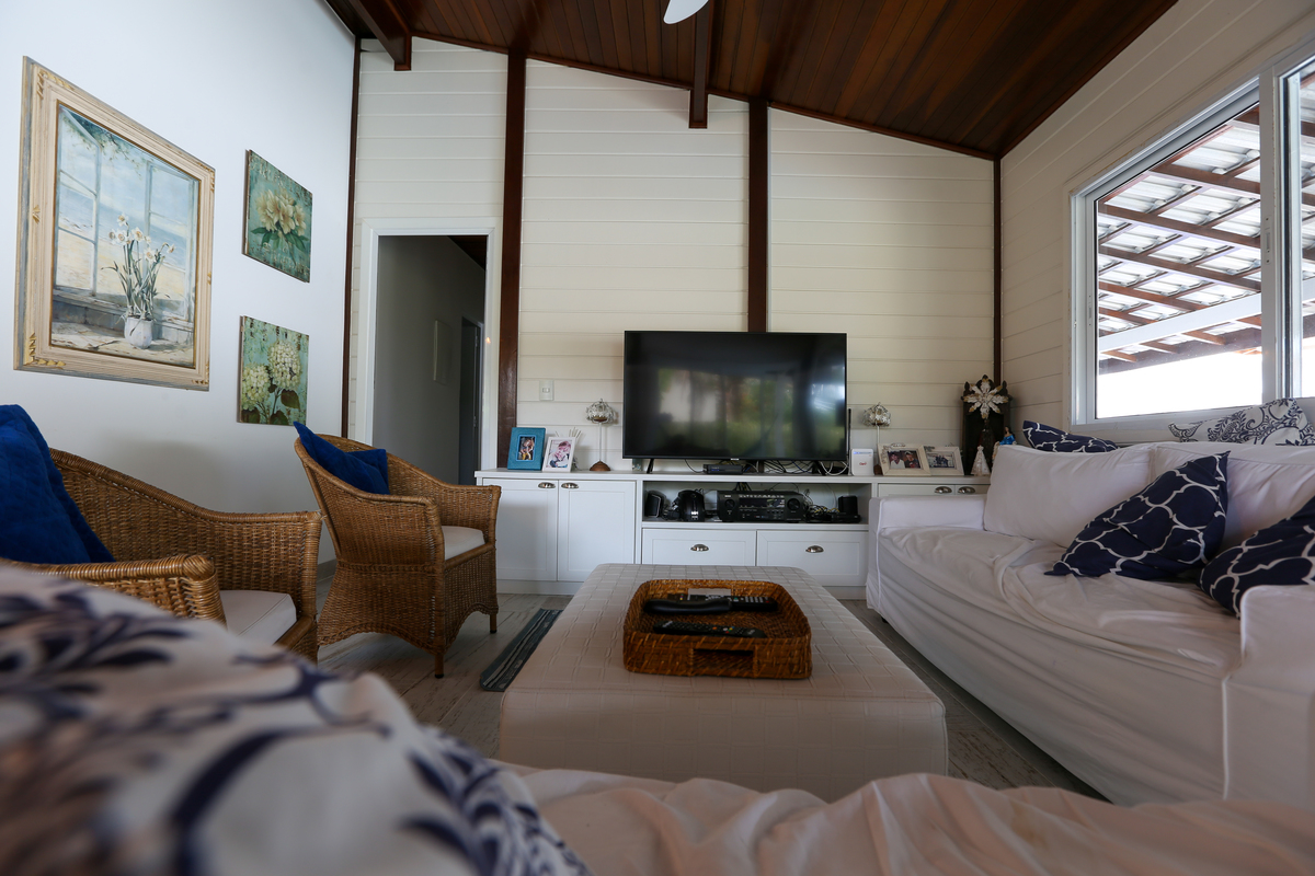 Fotografia profissional para casas e apartamentos sofa e tv