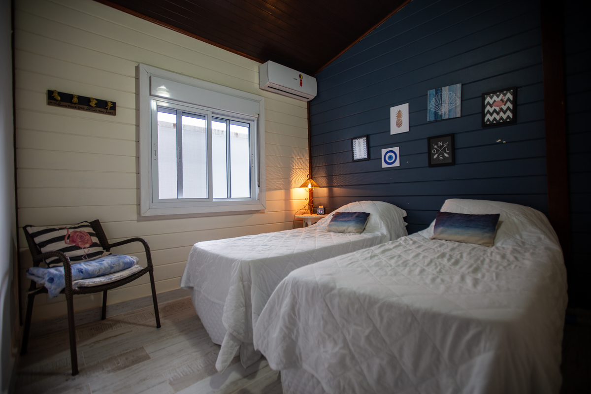 Fotografia profissional para casas e apartamentos  quarto com duas camas de solteiro 