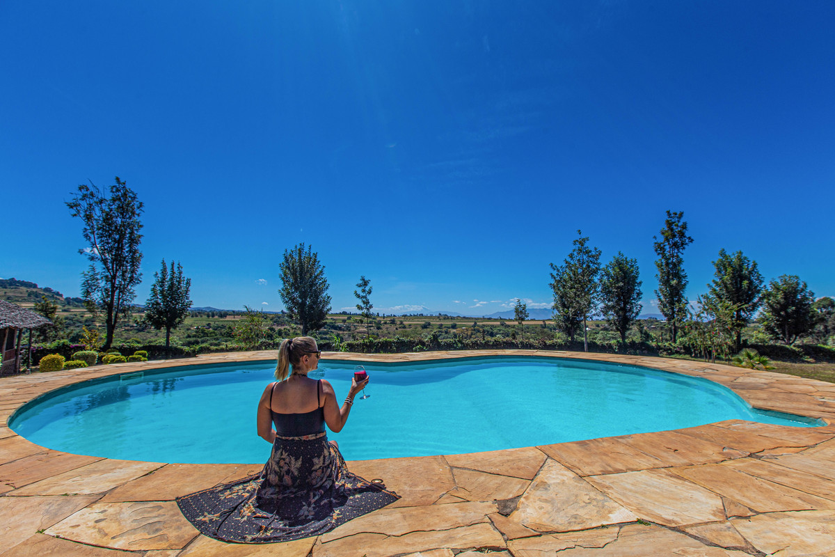 Fotos profissionais para pousadas. Relax na piscina. TANZANIA. 